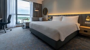 In-room safe, desk, laptop workspace, iron/ironing board - Holiday Inn Sepang Airport by IHG (Sepang)