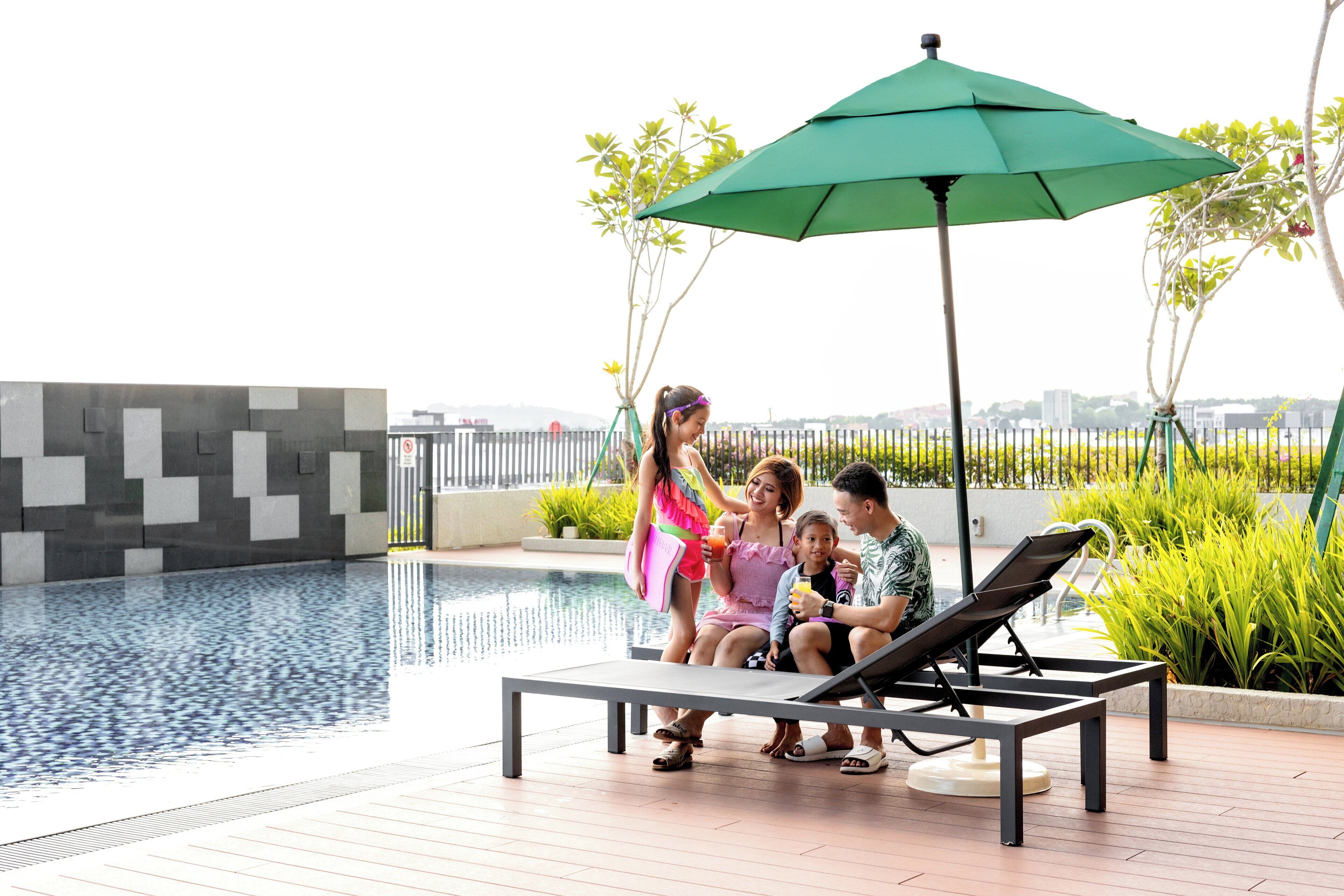 Kolam renang outdoor, dengan payung kolam renang dan kursi berjemur