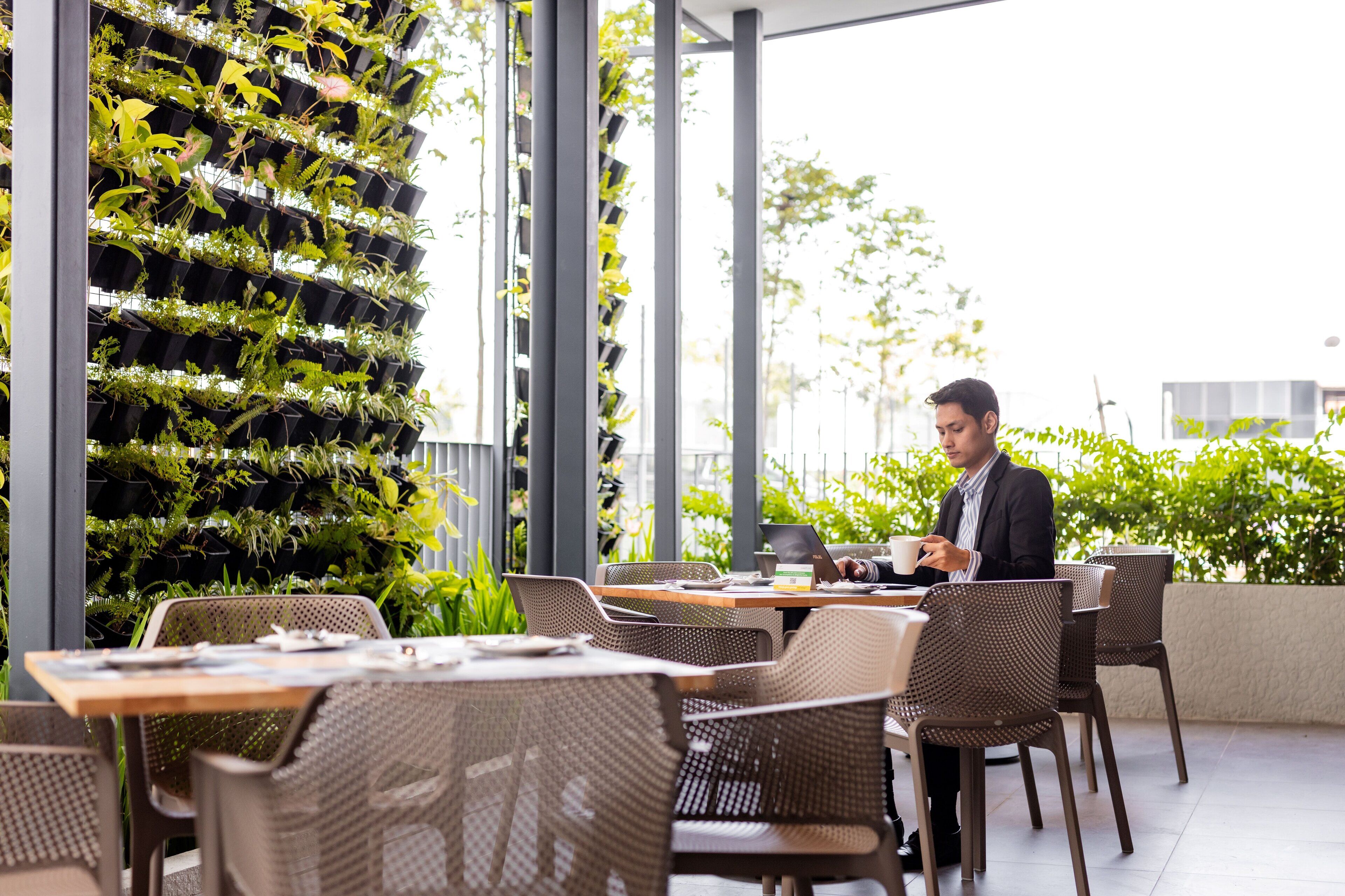 Serveert ontbijt, diner en brunch