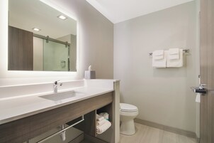 Escritorio, wifi gratis y ropa de cama 