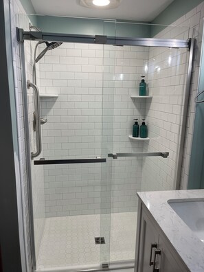 Rainfall showerhead, designer toiletries, towels - Valley View Inn (Liberty)