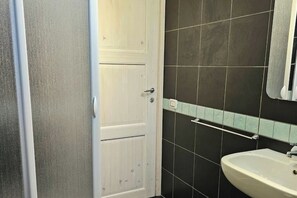 Ducha, secador de pelo, bidet, toallas