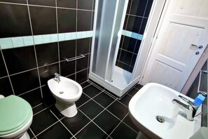 Shower, hair dryer, bidet, towels - La Rosa - Romantic lake view apartment (Trevignano Romano)