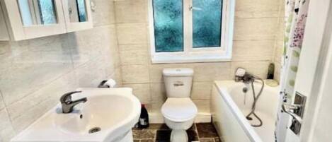 Sèche-cheveux, serviettes fournies, savon, shampoing