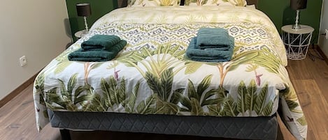 3 bedrooms, in-room safe, desk, free WiFi