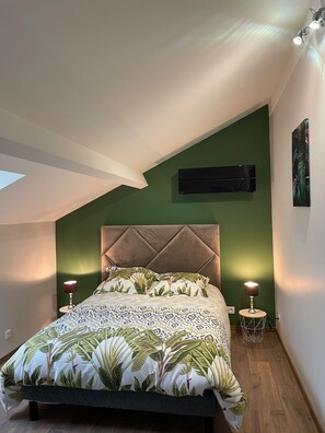 3 bedrooms, desk, iron/ironing board, travel crib