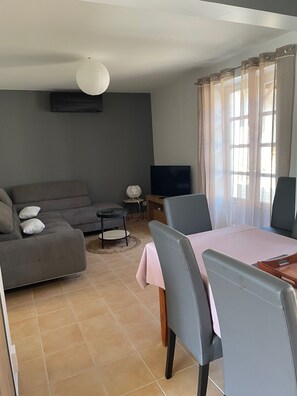 Smart TV, books - Restored former sheepfold, bucolic setting, Pets welcome (montracol)