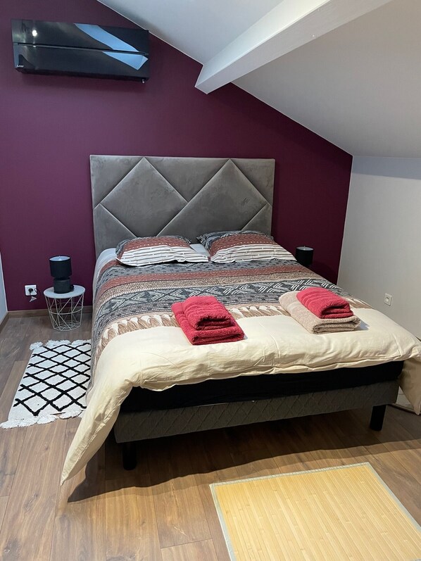 3 bedrooms, desk, iron/ironing board, travel crib