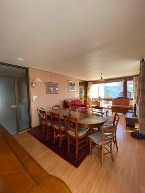 Interior - House for 2 to 12 people, residential area (Thiers)