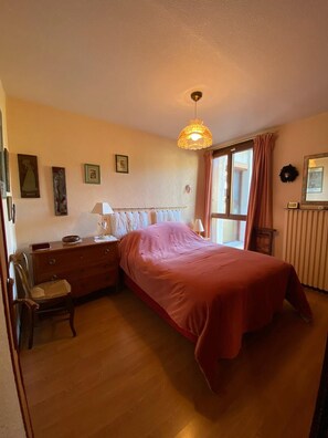 4 bedrooms, desk, iron/ironing board, travel crib - House for 2 to 12 people, residential area (Thiers)