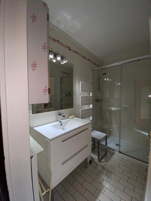 Dusche, Haartrockner, Handtücher, Seife