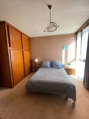 4 Schlafzimmer, Schreibtisch, Bügeleisen/Bügelbrett, Reisekinderbett