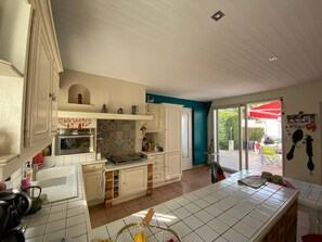 Jääkaappi, mikroaaltouuni, uuni, astianpesukone