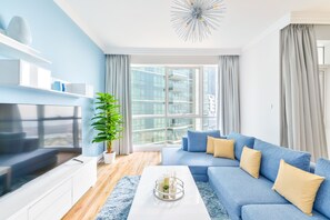 Deluxe 2BR Apartment plus maids room - Sea View | Coin séjour | TV connectée de 55 pouces avec chaînes par câble, télévision