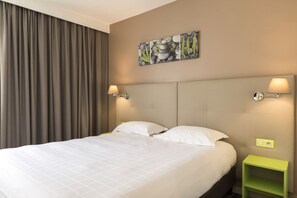 Desk, laptop workspace, soundproofing, iron/ironing board - Brit Hotel confort Le Limouzi Tulle (Tulle)