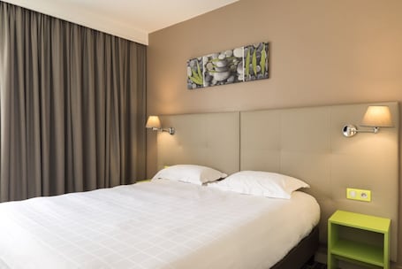 Desk, laptop workspace, soundproofing, iron/ironing board. Brit Hotel confort Le Limouzi Tulle