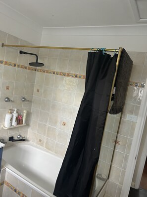 Douche, sĂšche-cheveux, savon