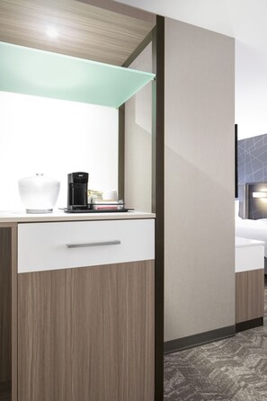 Ropa de cama hipoalergénica y caja de seguridad en la habitación