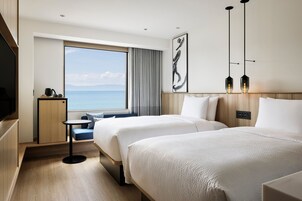 Down comforters, in-room safe, blackout drapes, free WiFi