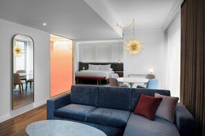 Suite, 1 kingsize bed, uitzicht op de stad | Een minibar, een kluis op de kamer, een bureau, een laptopwerkplek