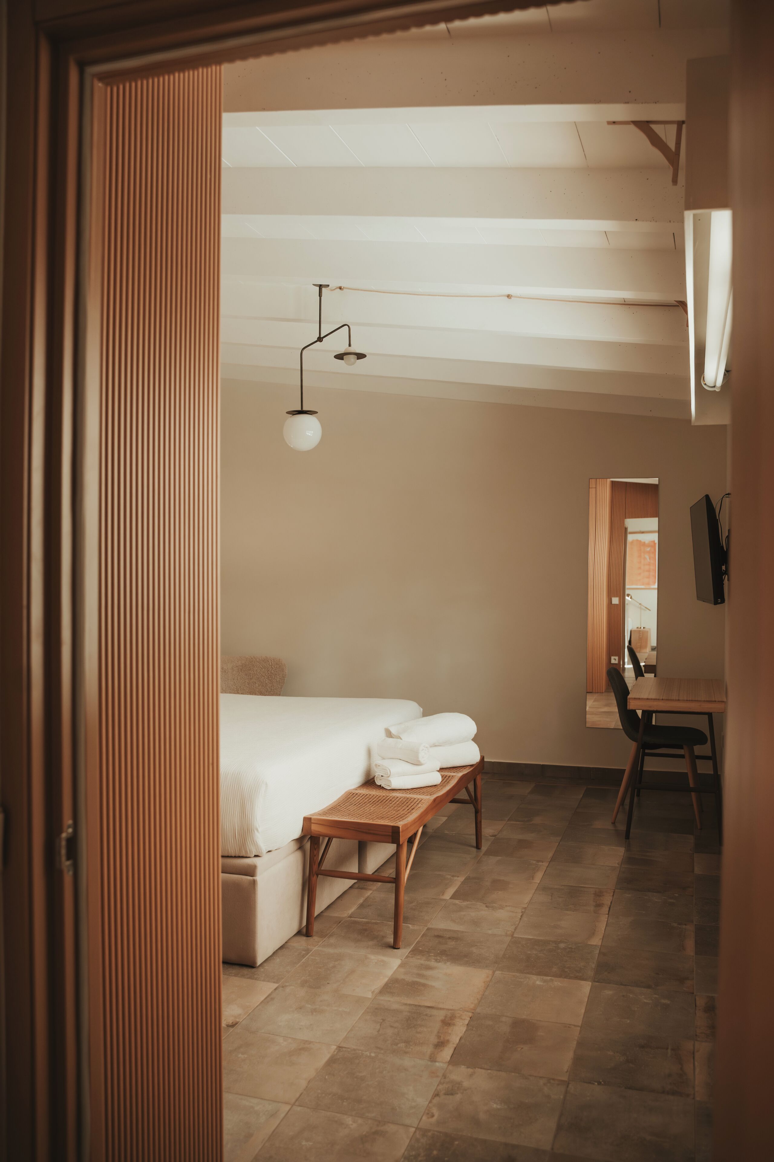 Ropa de cama de alta calidad y caja de seguridad en la habitación 