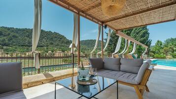 Piscine extérieure, parasols de plage, chaises longues