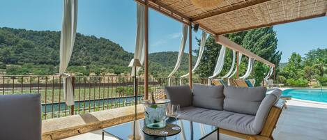 Utendørsbasseng, bassengparasoller og solsenger