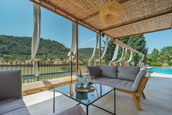 Piscine extérieure, parasols de plage, chaises longues