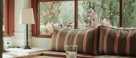 Senior Suite | Premium bedding, in-room safe, desk, laptop workspace