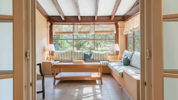 Exclusive-Suite | Wohnbereich | Smart-TV