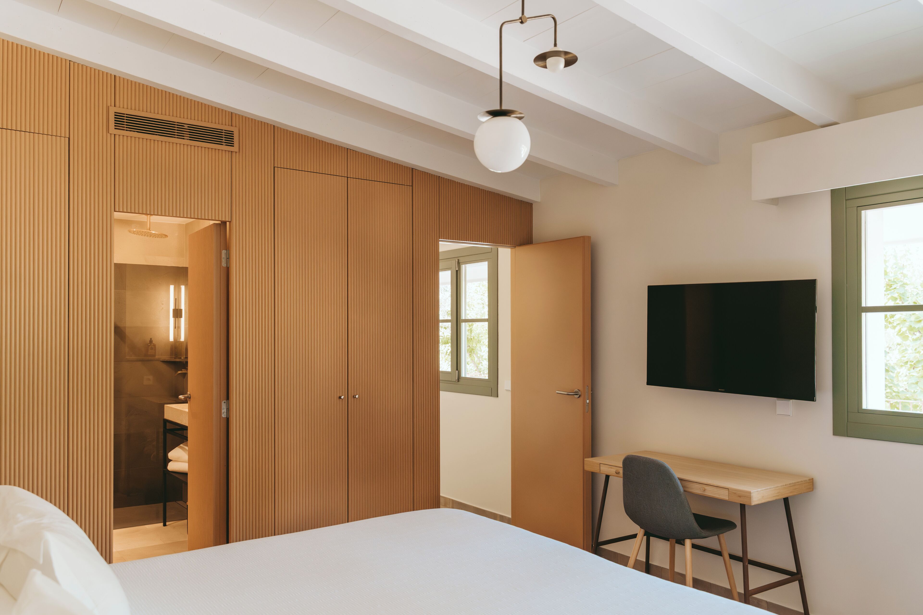 Luxury Villa | Premium bedding, in-room safe, desk, laptop workspace