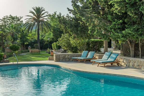 Outdoor pool, pool umbrellas, sun loungers