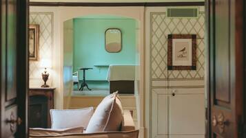 Suíte exclusiva | Roupas de cama premium, cofres nos quartos, escrivaninha