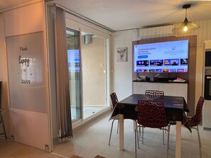 Dining - Renovated T2 with lagoon view, aircon, parking, WIFI (Balaruc-les-Bains)