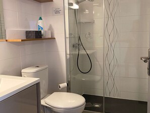 Bathroom - Renovated T2 with lagoon view, aircon, parking, WIFI (Balaruc-les-Bains)