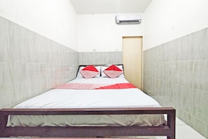 Quarto casal standard | Escrivaninha, Wi-Fi de cortesia, roupa de cama