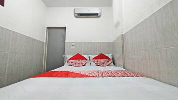 Standard Double Room | Desk, free WiFi, bed sheets
