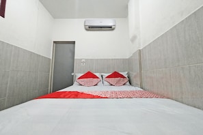 Escritorio, wifi gratis y ropa de cama