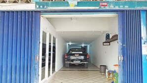 Ein Fahrzeug in einer Garage mit einer blauen Tür und einem hellen Innenraum.