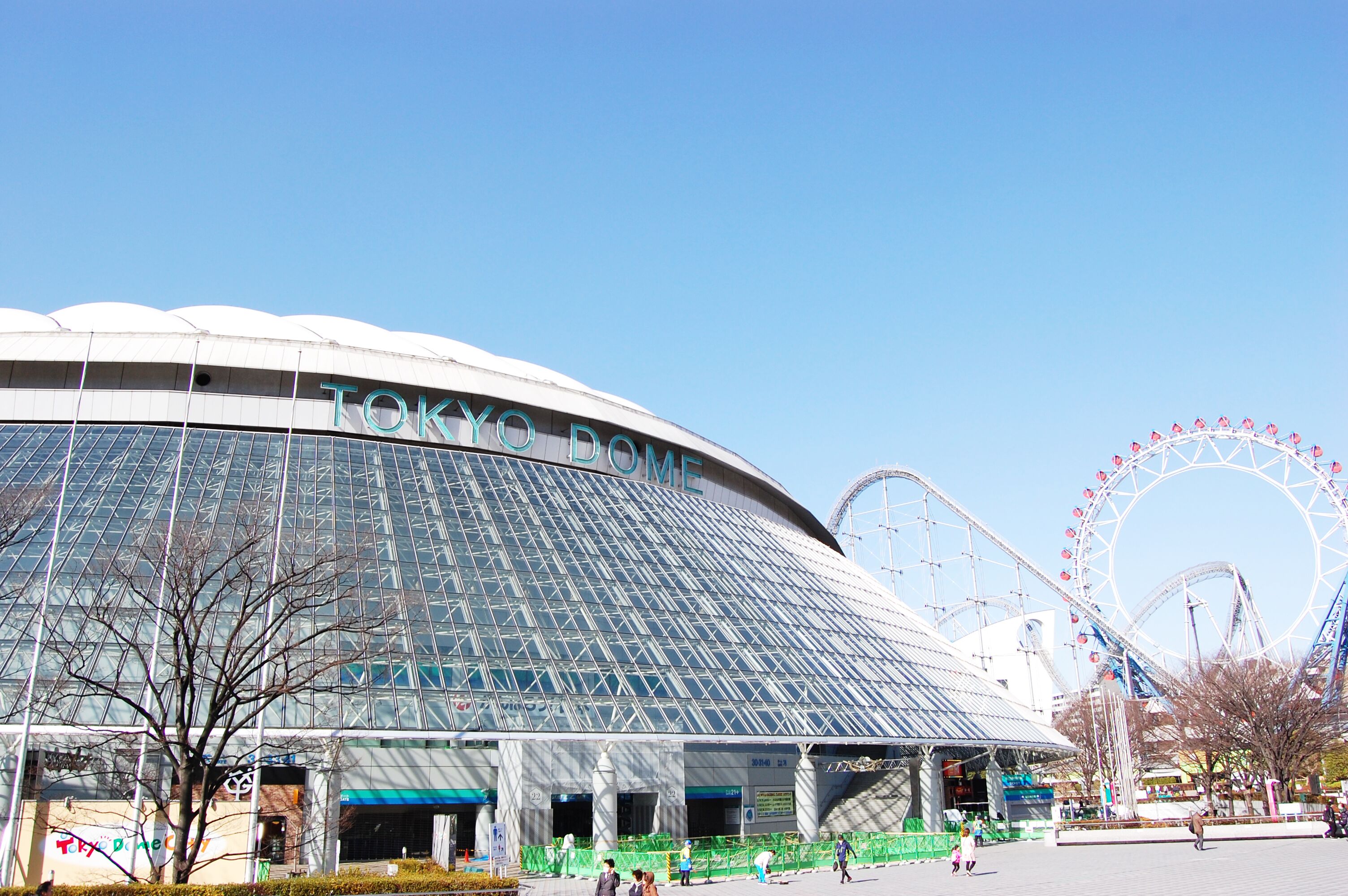 Un estadio grande con fachada de vidrio y el nombre "TOKYO DOME" a la vista.