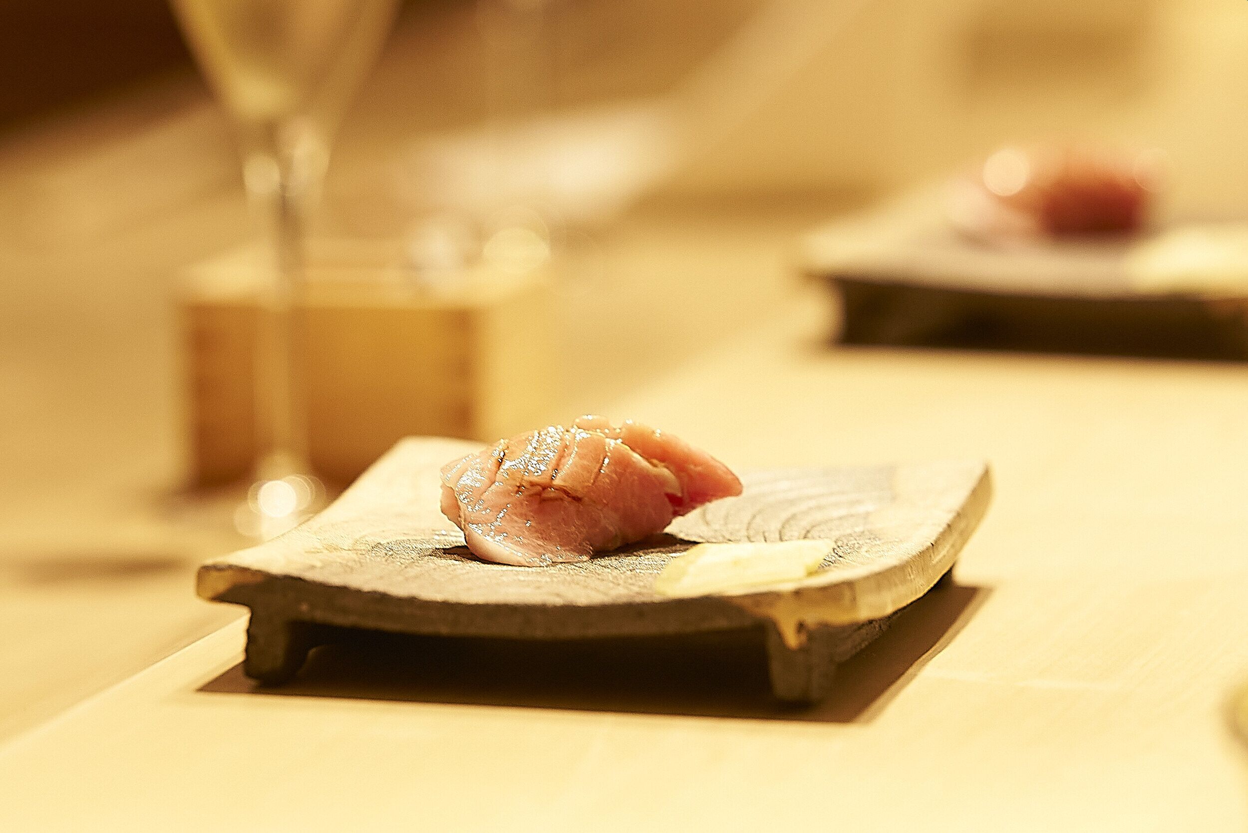 Sushi op een houten bord.