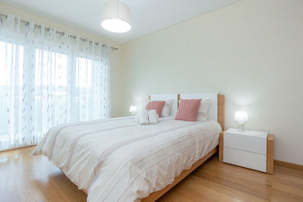 2 bedrooms, iron/ironing board, free Internet, bed sheets