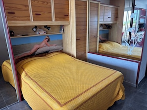 1 chambre, fer et planche à repasser, draps fournis