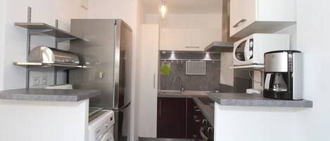 Réfrigérateur, micro-ondes, four, plaque de cuisson