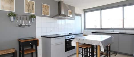 Réfrigérateur, micro-ondes, four, plaque de cuisson