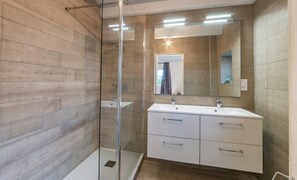 Bathtub, hair dryer, towels - Ar Penniti - Pretty stone house near the beach (Landéda)