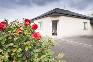 A single-story building with a flat roof and a door open to the interior. - Ty Bihan - Pretty one-storey house near the sea (Ploudalmézeau)