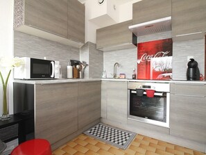 Kühlschrank, Mikrowelle, Ofen, Herdplatte