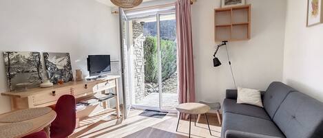 Télévision, lecteur de DVD, livres, vidéothèque