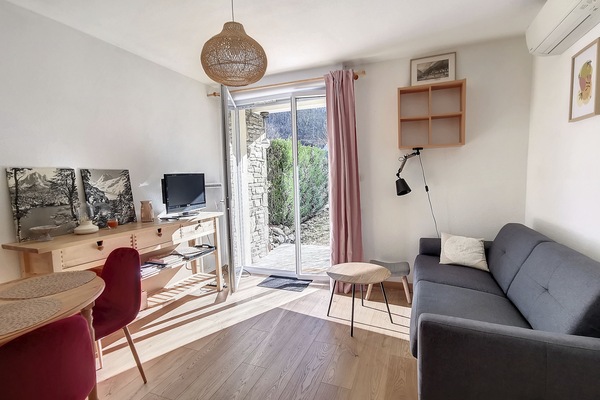 Fernseher, DVD-Player, Bücher, Videothek